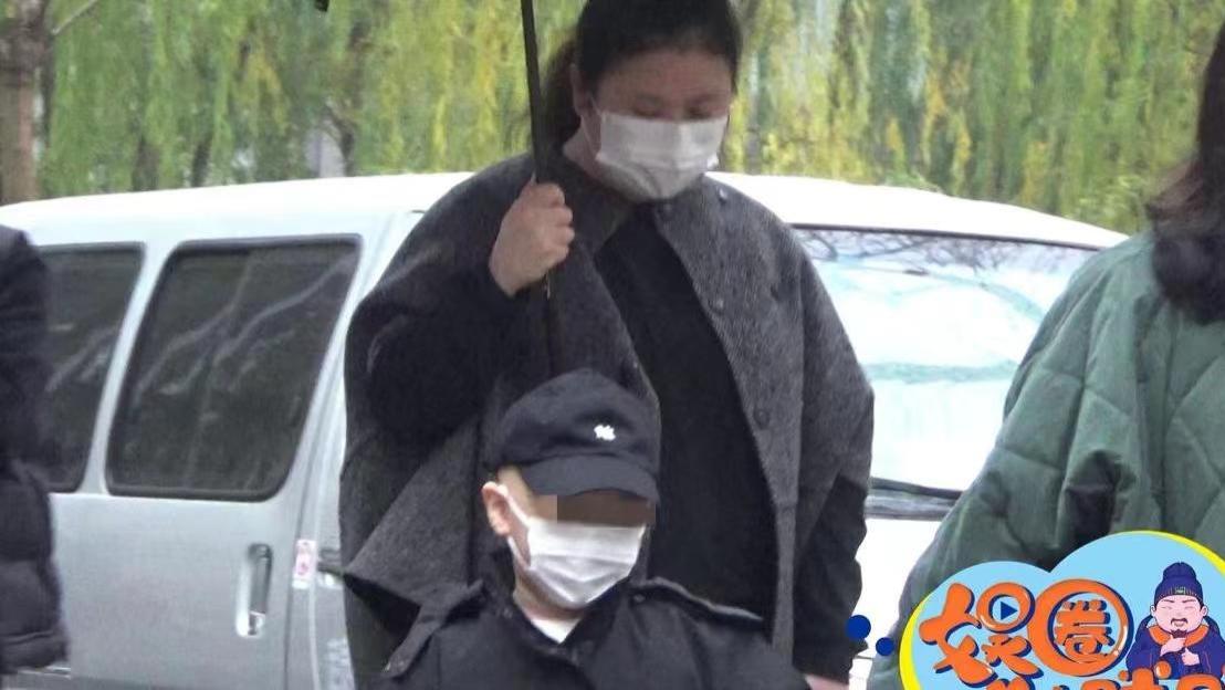 王琦|沈腾妻子带娃做核酸被拍！肩膀宽厚身形发福，王妈颜值被力赞