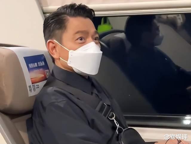 刘德华|61岁刘德华独自坐高铁回家,背着大包小包排队上车,毫无明星架子