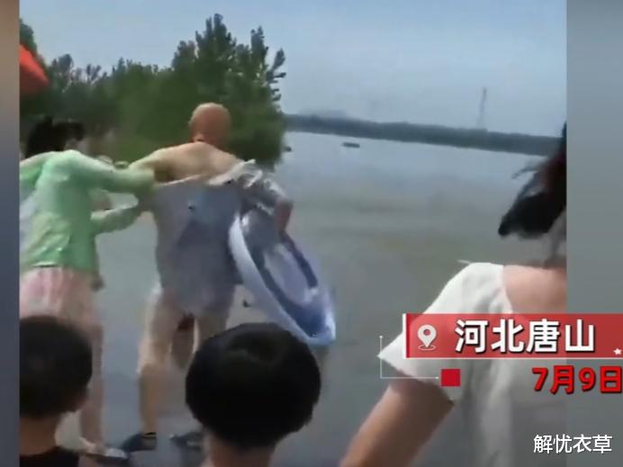 唐山一男子不顾女儿阻拦,义无反顾下水救人,网友:都是好人