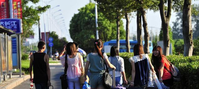 安徽|农村父亲含泪诉说：“辛苦供养孩子上大学，却成了一种负担”！