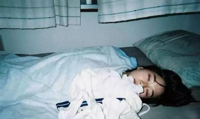 案例:陕西损贼男趁情人熟睡偷偷打开她的手机下手并多次得逞