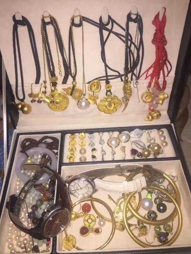 女子晒婚后一年老公送的首饰,琳琅满目让人羡慕,网友:江山丰厚