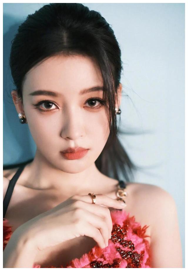 孙怡|恢复单身的孙怡越来越美了，可清新时尚也可性感女人味