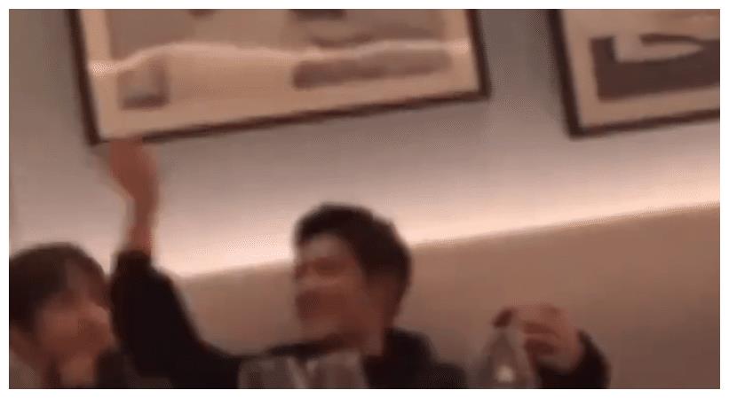 杨紫|肖战和杨紫聚餐:摸杨紫头、说悄悄话,团队回应:艺人一直单身