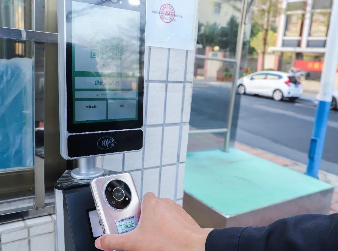 |防疫核验,核酸采样…测温健康码识别一体机化身助力基层防疫