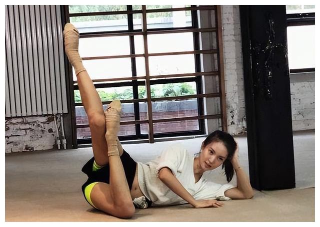 金晨|50岁的年纪20岁的身材,内娱明星真的是越来越卷了