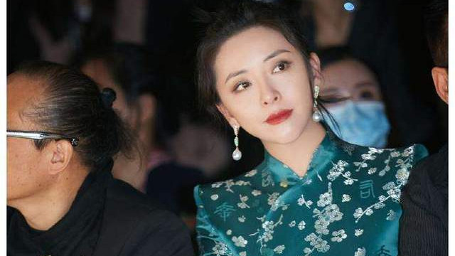 黄小蕾|她倒追大张伟还公开承认，闪婚闪育却婚姻甜蜜，这位重庆女星够飒