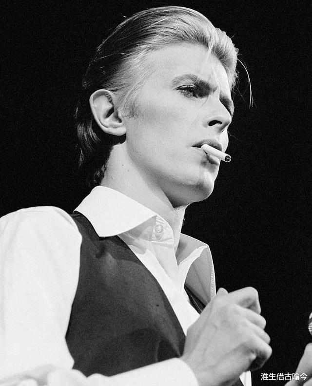 大卫·鲍威|大卫·鲍伊:承认双性恋,娶三婚最美黑人超模,女儿气质超凡脱俗