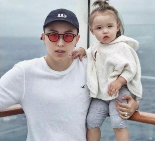 娱乐圈|29岁女总裁买精生5国混血女儿,如今又花16万拼二胎,她图啥?