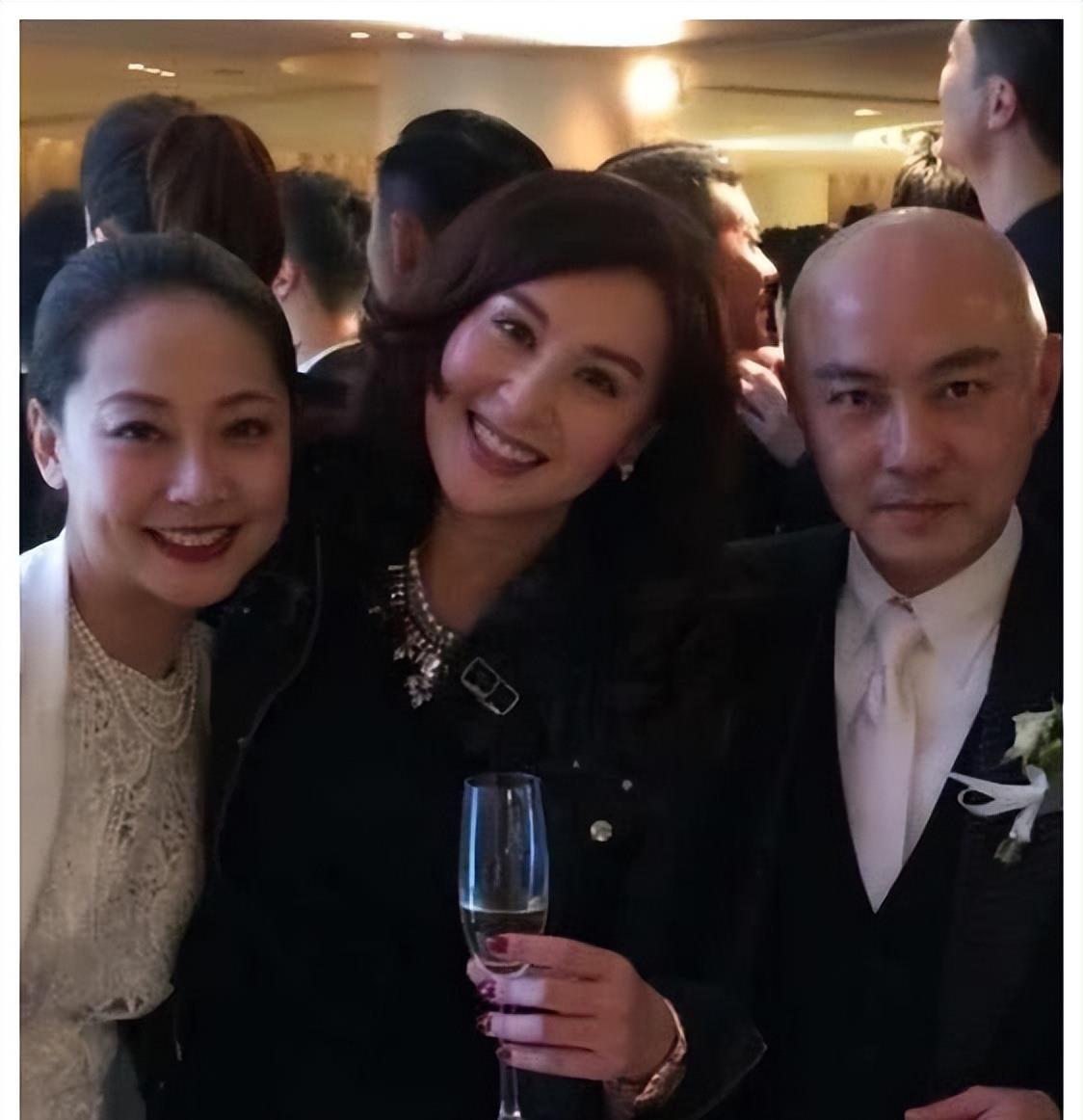 张卫健|张卫健46岁老婆的素颜如此真实，没细腰但紧实，比骨感身材好看