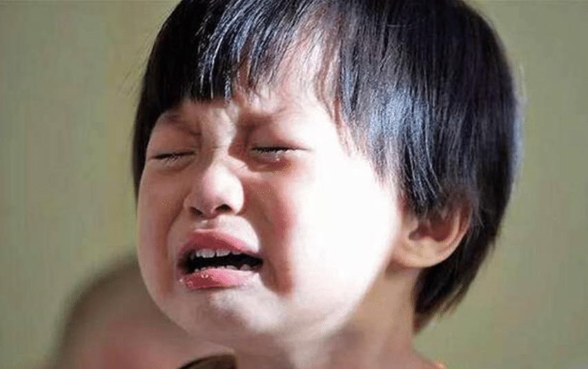 孩子满脸骄傲带奖状回家,宝妈看到奖状上的字却怒了,确实忍不了