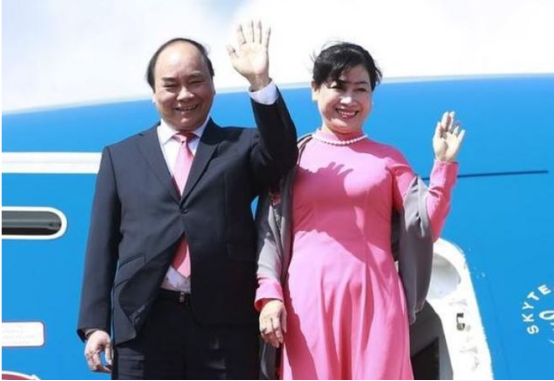 穿衣搭配|越南第一夫人:圆润的旺夫脸,身穿奥黛优雅霸气,儿女双全特爱笑