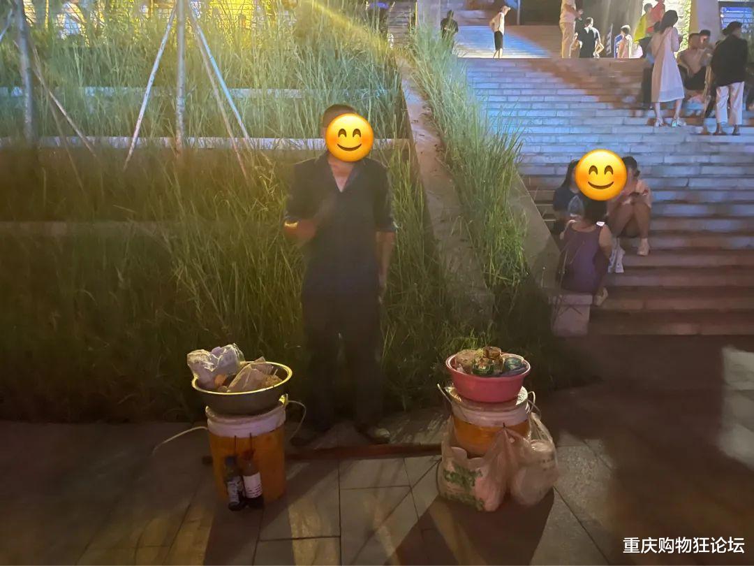 洪崖洞|洪崖洞过气大剧院崛起了？现在流行人山人海半夜看江……