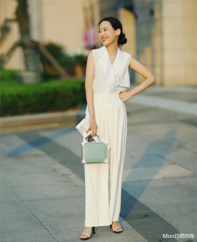 这才是妈妈辈女人该有的穿搭:不扮嫩也不放任老态,美得自然又高级