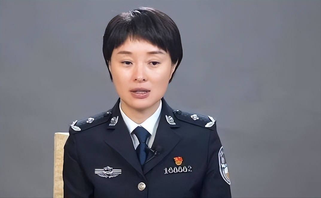 警察|“辣眼睛”的女警扮相:披头散发、高跟鞋追犯人,真雷人