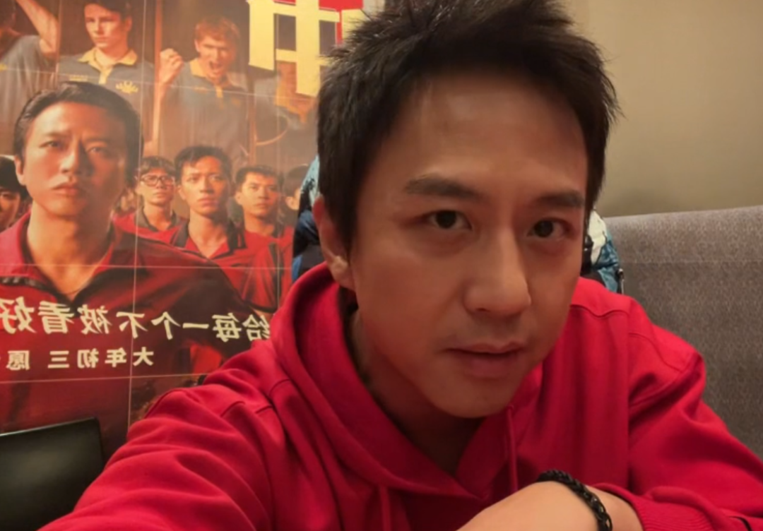 邓超|邓超直播多次变脸,被逼问《乒乓》排片问题,脸色难看笑容勉强