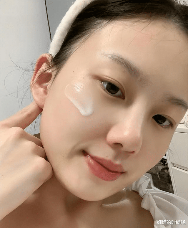 保湿 女人上了年纪，不管有钱没钱，建议用这4款水乳，轻薄又好吸收
