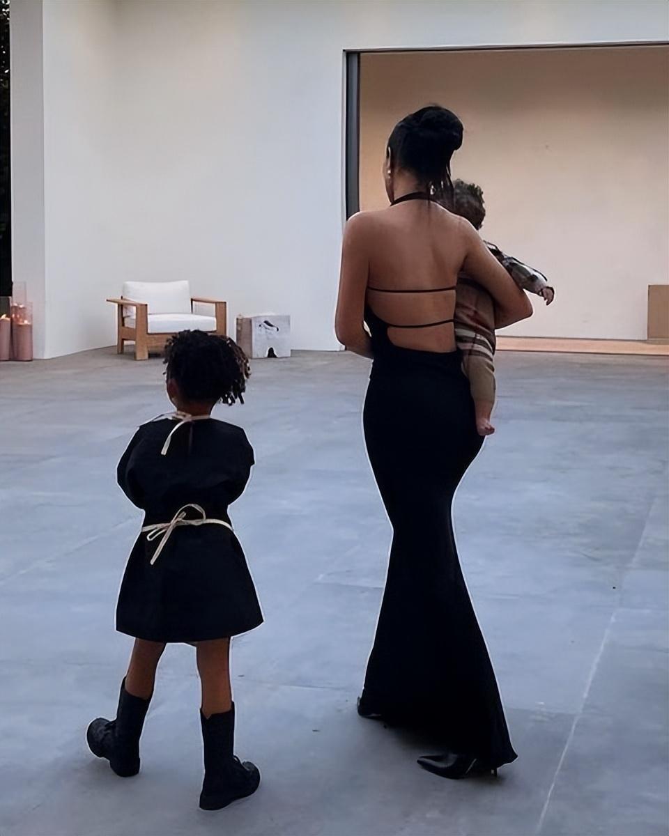 金小妹|卡戴珊的小妹：身家75亿美金，度假晒美背美腿，和黑人男友生俩娃