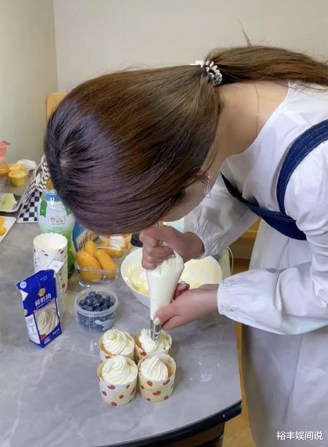 陈亚男|陈亚男亲自为粉丝做蛋糕，特地带着摄影前往粉丝家中，遭质疑摆拍