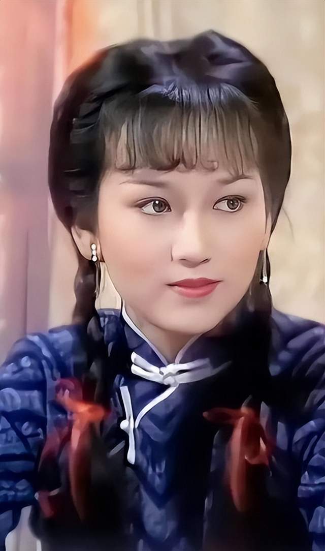 化妆师 古典第一美人,68岁骑摩托,涂红唇戴墨镜又美又飒,秒变飞车女侠