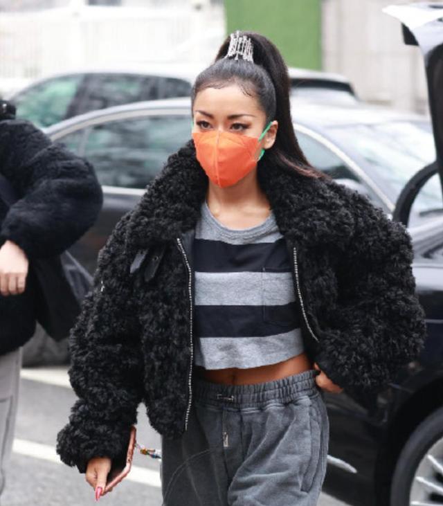 张小斐|春晚第二次联排：张小斐外套过万，朱一龙穿校服，宋茜像肉松面包