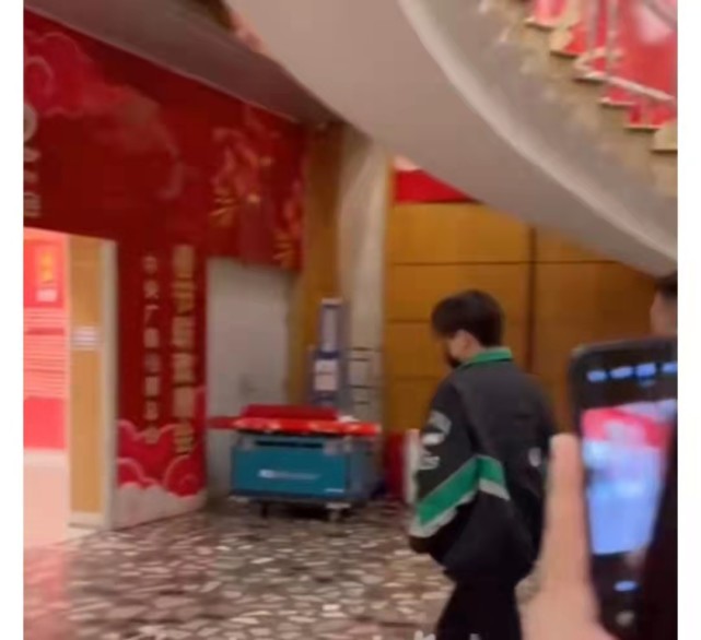 易烊千玺|易烊千玺现身2022春节彩排,连续七年受邀参加春晚