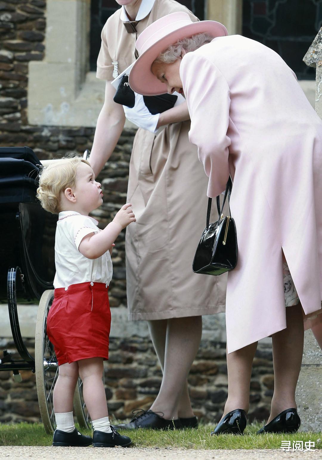 英国女王外表严肃其实是慈祥祖母，威廉王子回忆祖母一举动超级暖心！