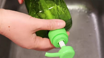 用完洗洁精后,瓶子压嘴卖废品不值钱,放在厨房非常实用,太厉害