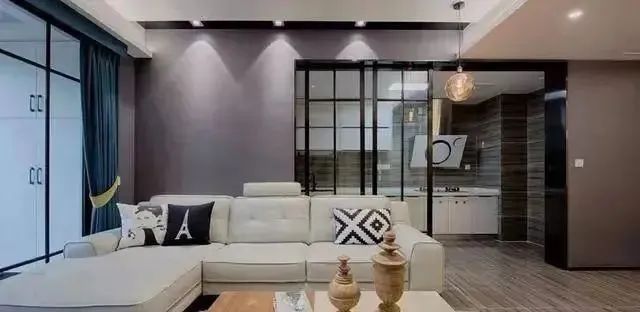 139平现代居室,一进门眼睛都亮了,阳台、厨房玻璃门太敞亮!