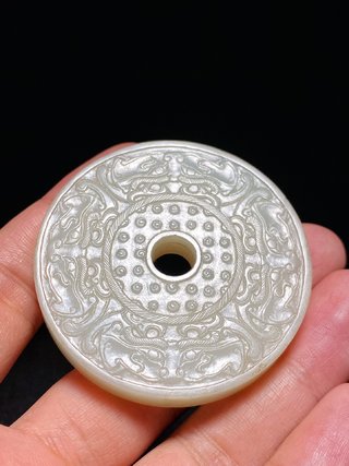 和田玉籽料|清乾隆 和田玉籽料 白玉 兽面谷纹 玉璧 挂件