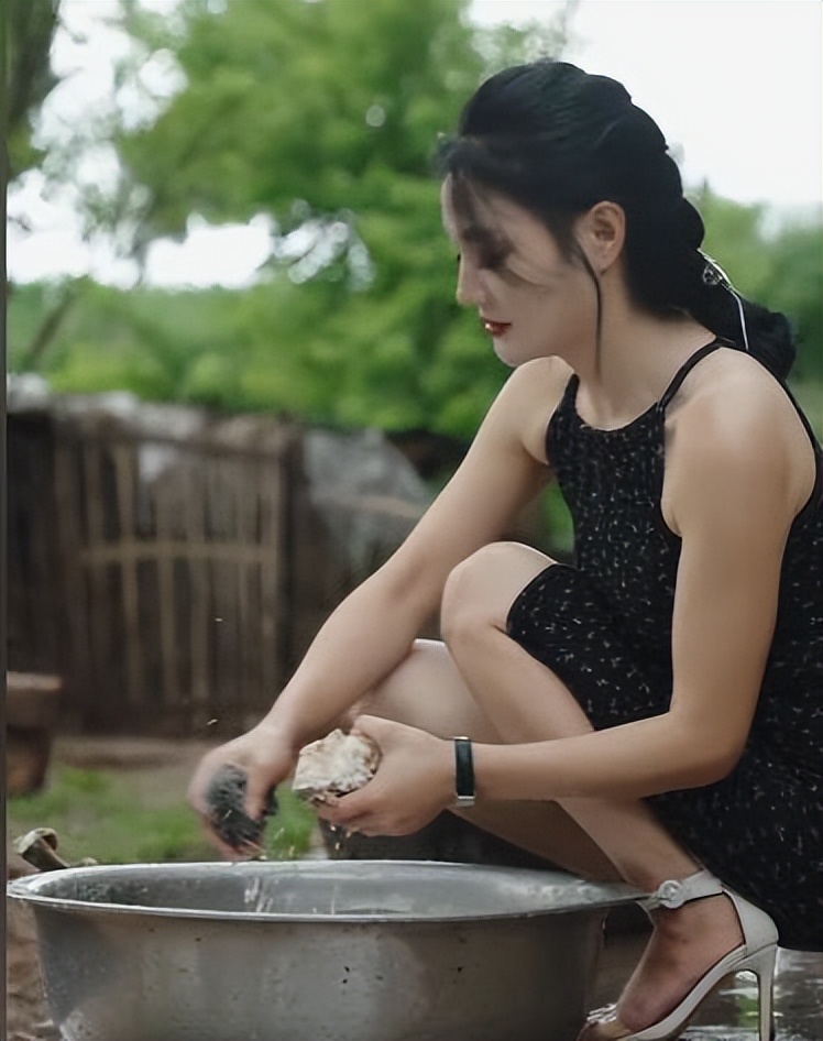 短视频|“擦边女神”唐小鱼做牛骨，弯腰下蹲引争议，网友：怎么拉黑？