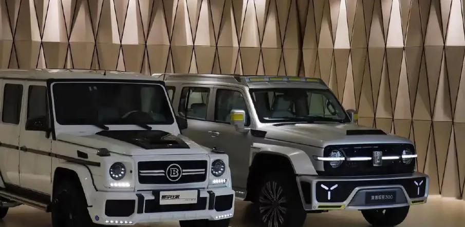 坦克300路遇奔驰G,网友:奔驰车主200万白花了
