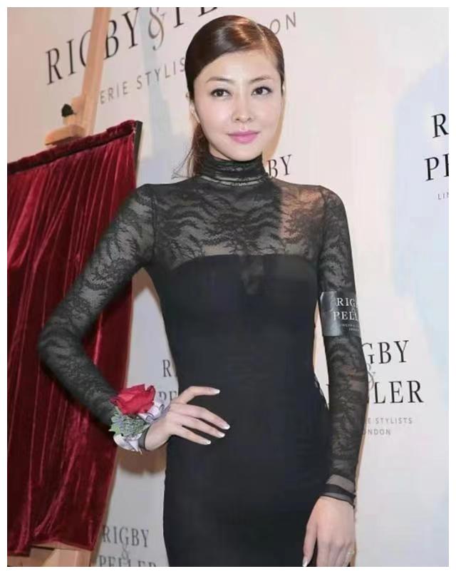 熊黛林|“熊黛林”真是性感尤物，穿一袭黑色连衣裙秀身材，让人目不转睛