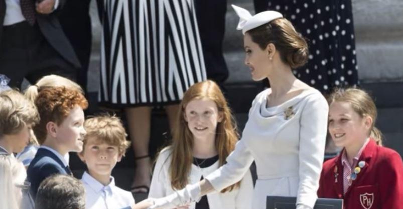 |裘莉默默行善获英国女王封女爵,一出场贵族气息美到窒息