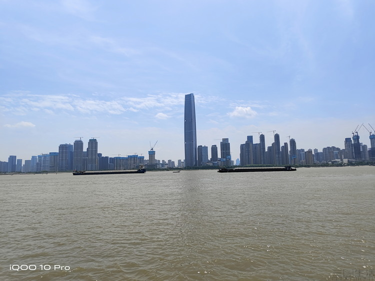 小米科技|iQOO 10 Pro评测：200W闪充旗舰，自研技术成亮点