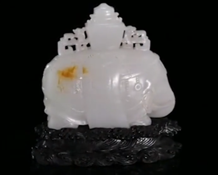 |祖传一件玉雕，持宝人自估5万元，专家和店主的估价亮了