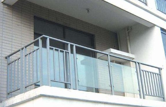 开发商装的阳台栏杆要更换吗?装修前一定要了解,不然将来吃大亏