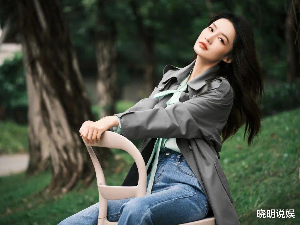 李沁|时尚女星李沁灰色风衣搭配绿色荷叶边衬衫，简约造型利落不失精致