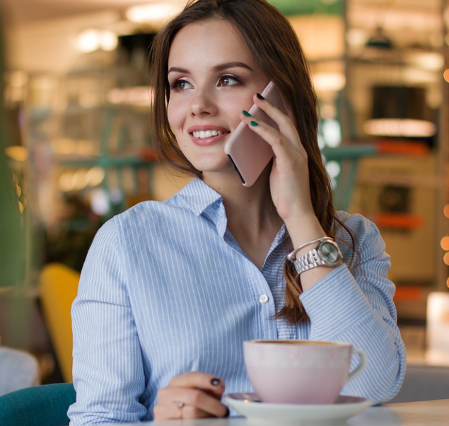 |戒不了手机,又想保护眼睛!可以用这种姿势玩手机...