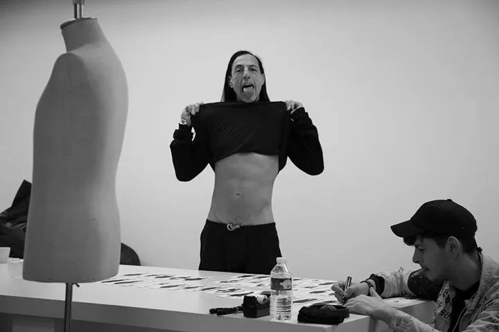 59岁昔日男神砸2亿装修,200m2改成一室0厅,洗澡如厕无遮挡:欧阳娜娜爱他啥?