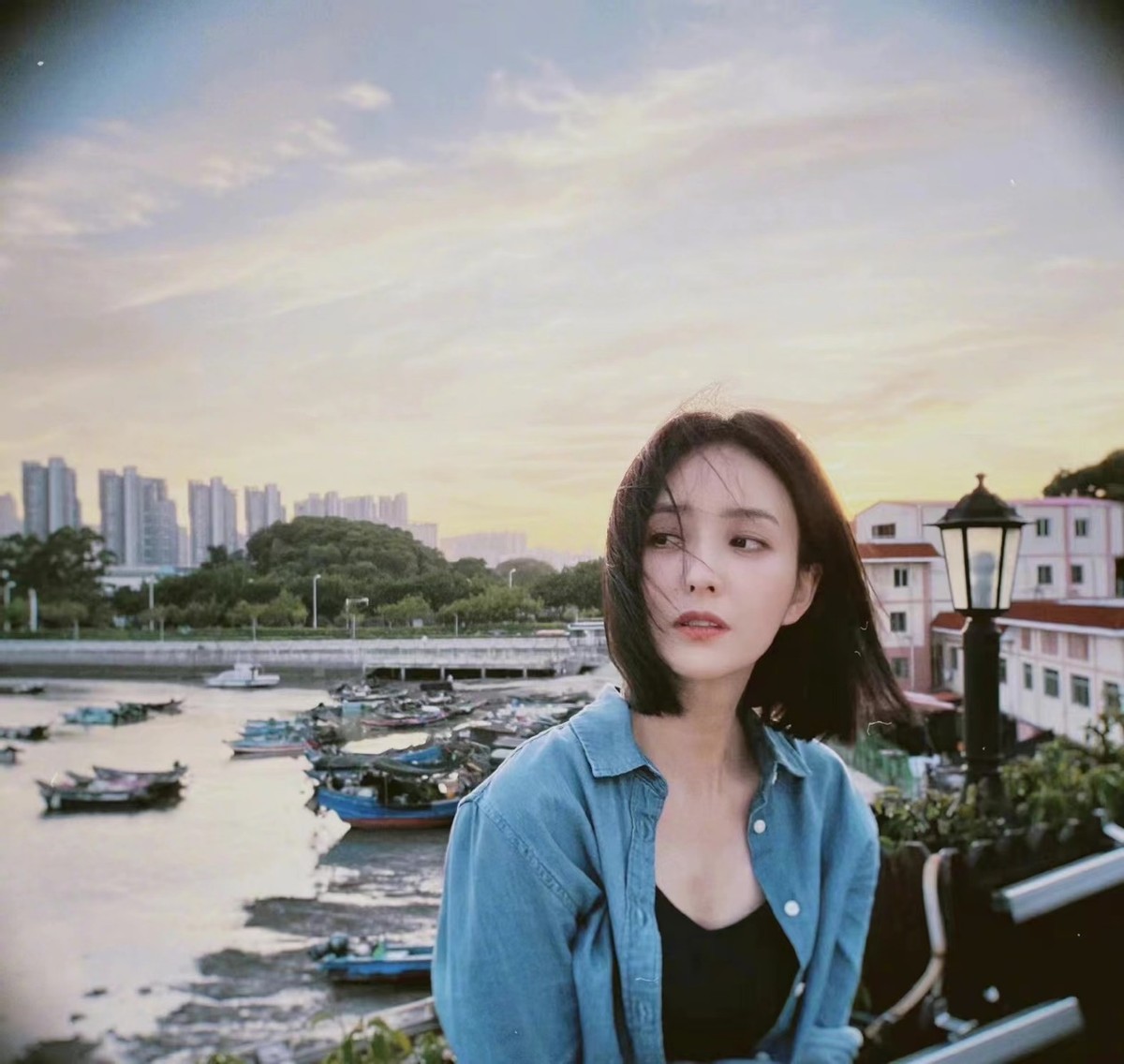 佟丽娅最新亮相美到我！和好友聚会，穿牛仔衬衣配紧身背心太少女