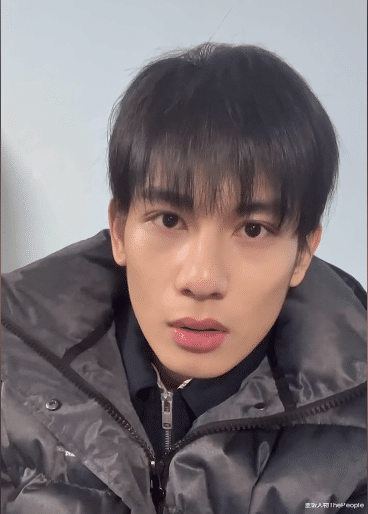 许佳琪|男星割双眼皮是分水岭？成龙周星驰提颜值，陈浩民眼皮能夹死苍蝇