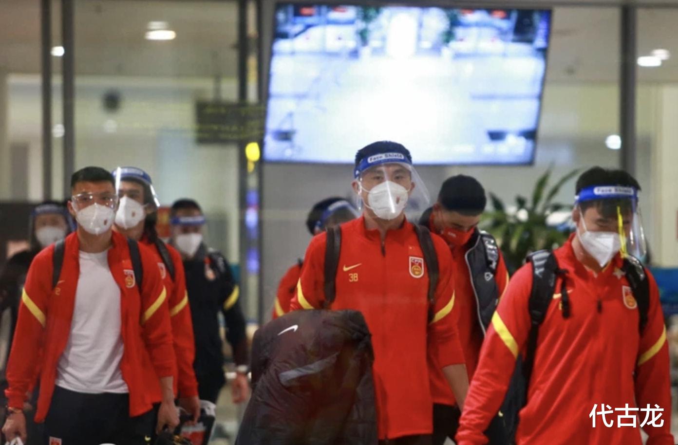 国足|越南搞盘外招？训练场不能洗澡，更衣室上锁，国足将士露天换衣服