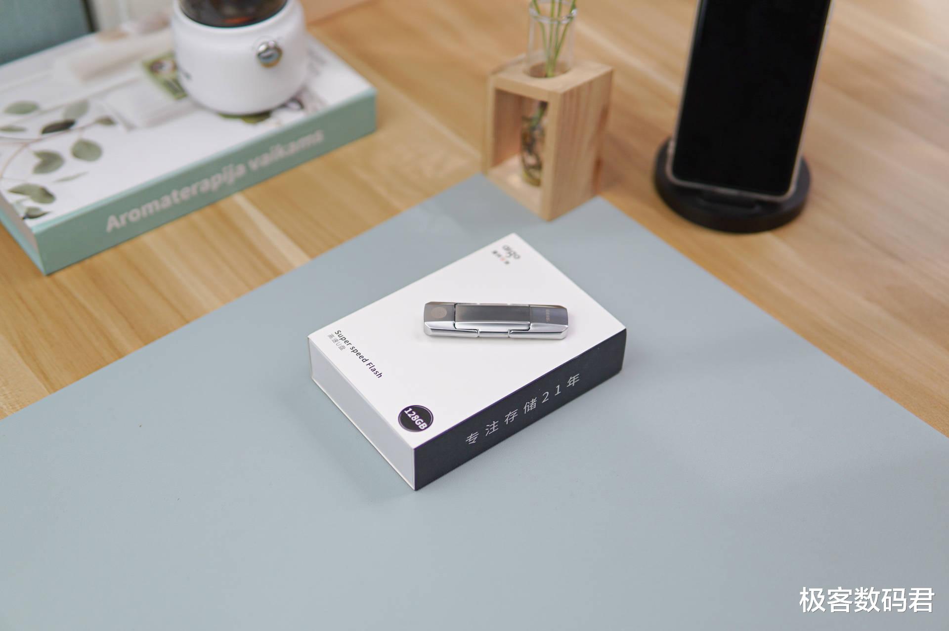 ssd|传统U盘即将被淘汰？同样大小，性能直接翻3~4倍！