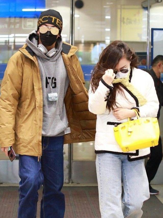 霍思燕|霍思燕夫妇现身机场，她挽着杜江小鸟依人，挎大牌包包像豪门阔太