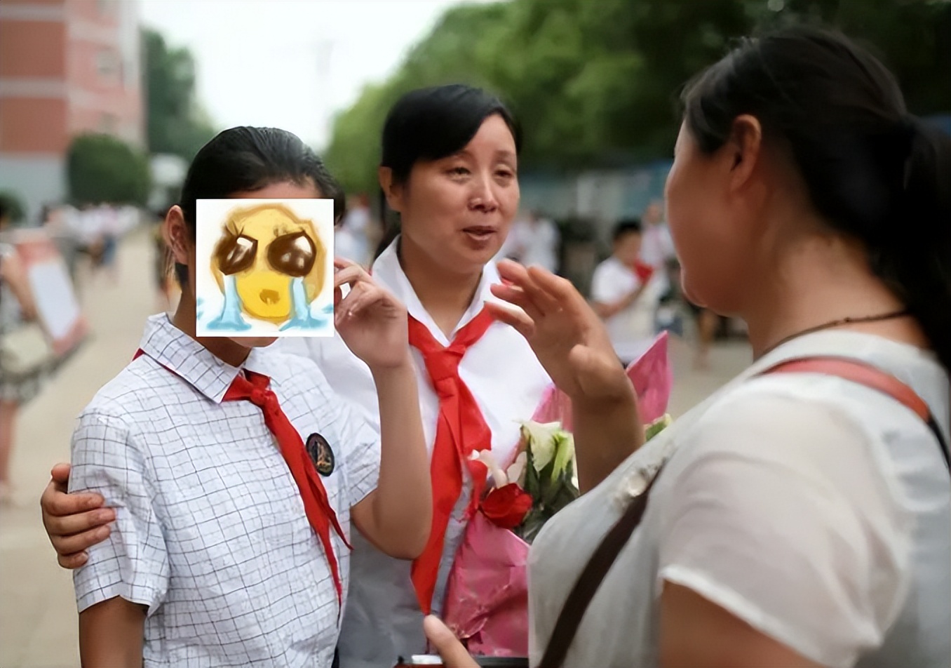 “鲁医生”后继有人?俩孩子在学校打架,妈妈登门道歉反被殴打