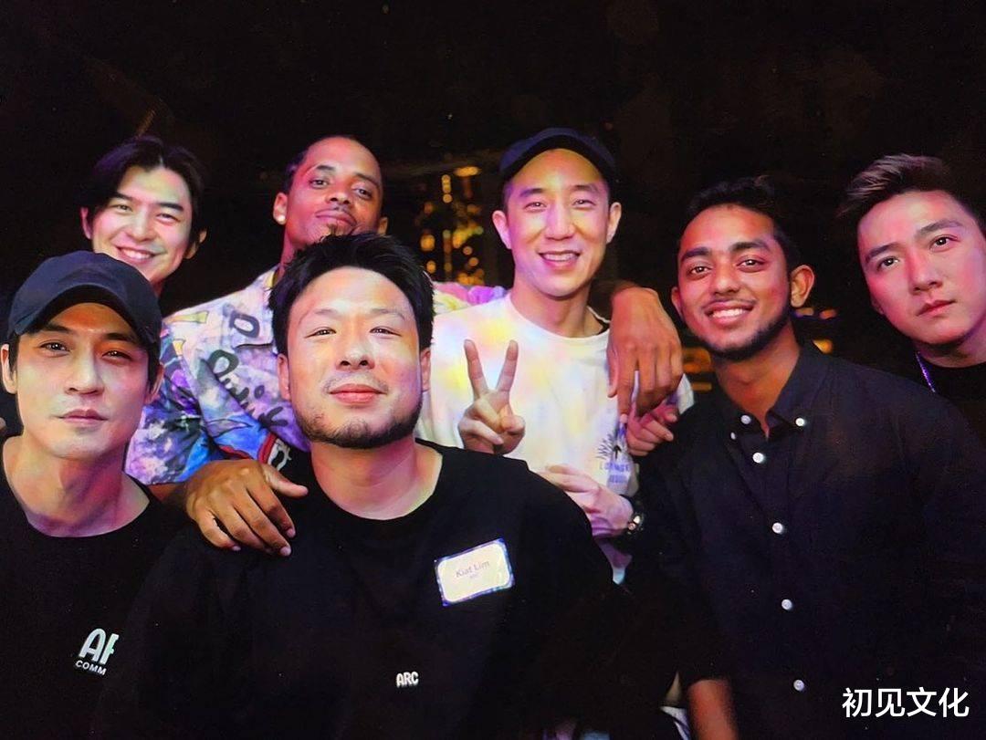 小龙女|成龙爱子房祖名罕见分享和好友聚会照，和妹妹小龙女共用一张脸