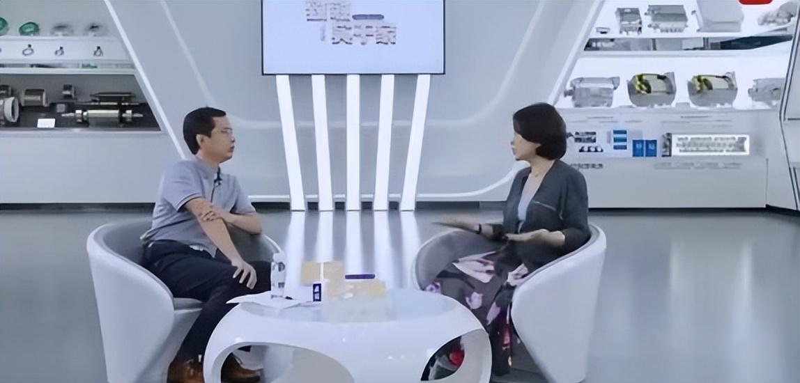 “女强人”董明珠引争议,坦言32年未休假,网友评论堪称人间清醒