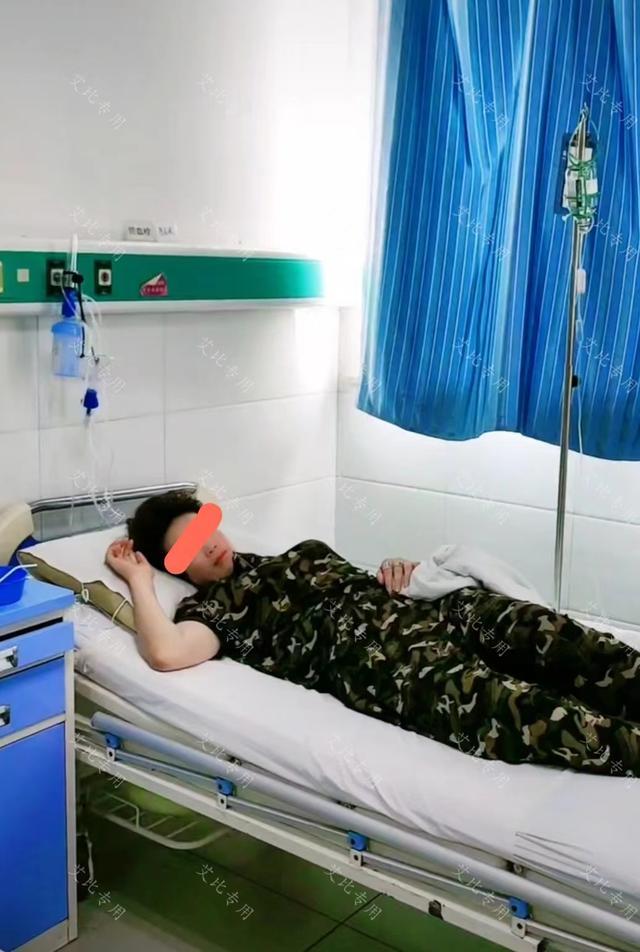 医院病房里,儿媳躺在病床上呼呼大睡,公公只好坐在凳子上输液