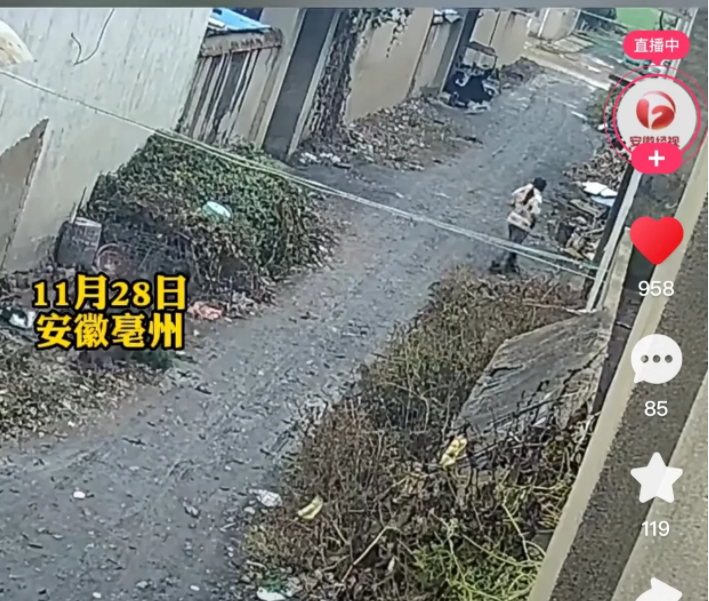 安徽亳州。一户人家的大门,被家人从外面锁上了,邻居一热心女子好心去帮忙开门